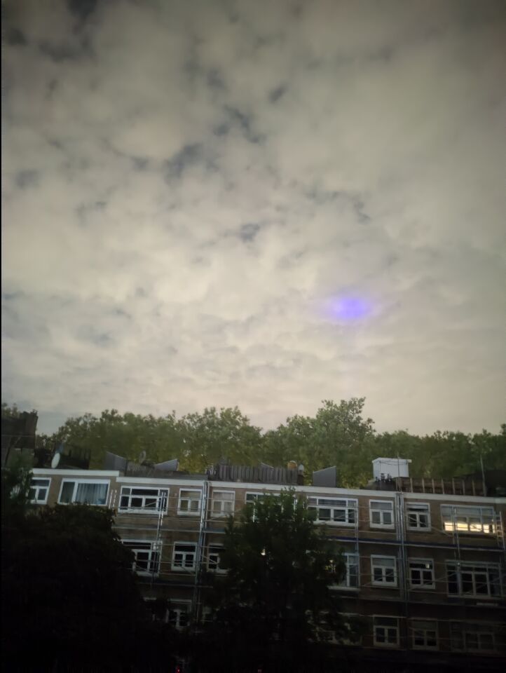 Een blauwe lichtpunt foto