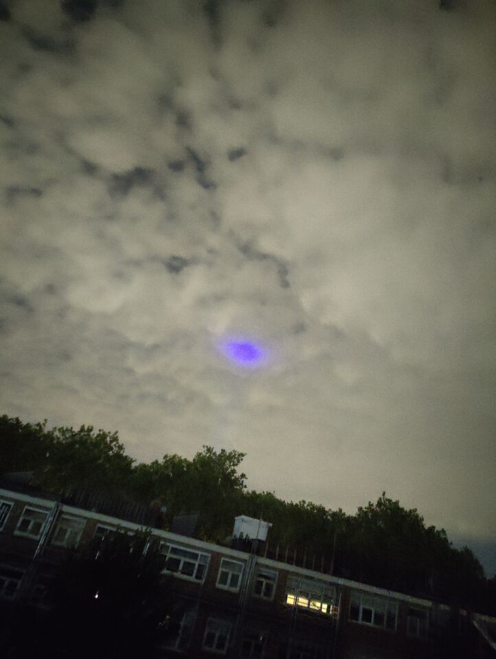 Een blauwe lichtpunt foto