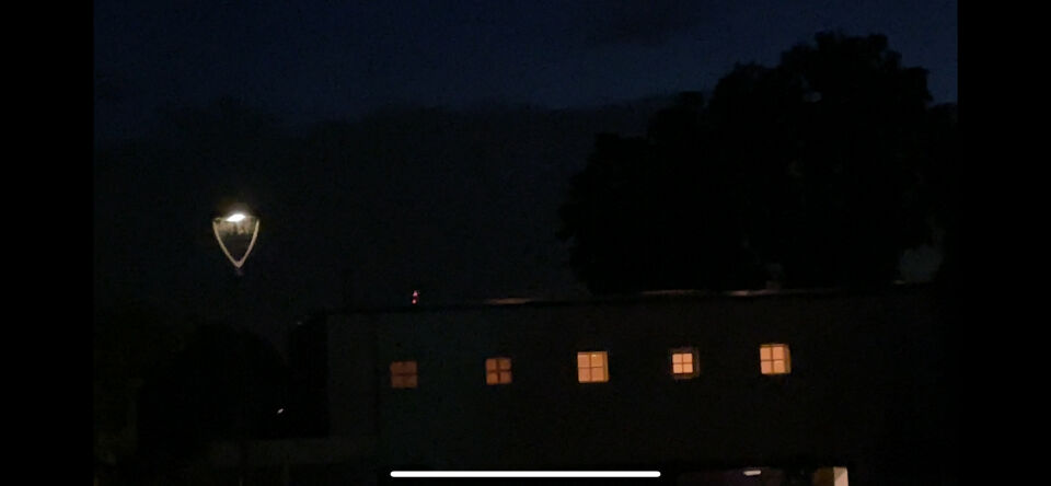 Een rood, sterk lichtgevende slingerende bol, liet kleine bollen vallen foto