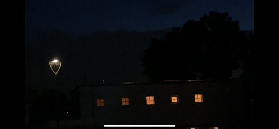 Een rood, sterk lichtgevende slingerende bol, liet kleine bollen vallen foto