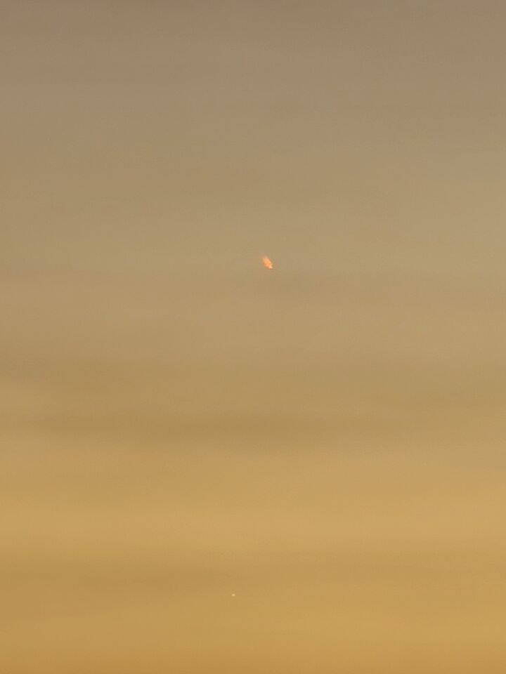 2 lichtpunten die in bramdleken te staan en langzaam verdwenen als 2 kleine stip foto