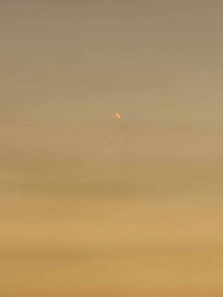 2 lichtpunten die in bramdleken te staan en langzaam verdwenen als 2 kleine stip foto