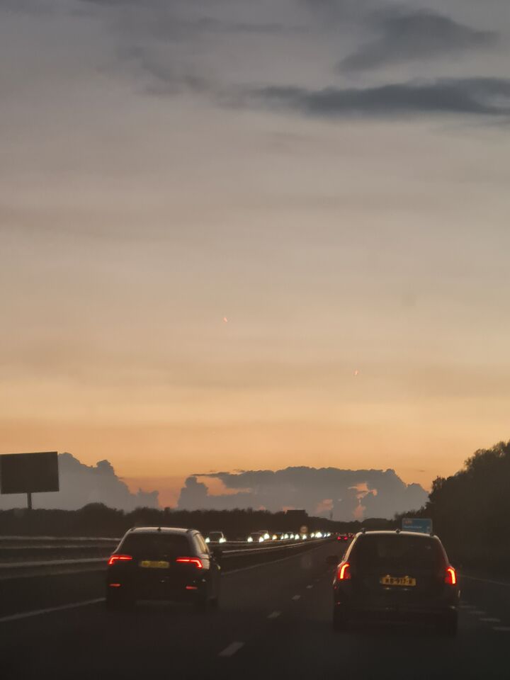 2 lichtpunten die in bramdleken te staan en langzaam verdwenen als 2 kleine stip foto