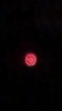 Rode lichtbol die flikkerde verscheen en weer weg ging. foto