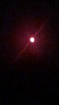 Rode lichtbol die flikkerde verscheen en weer weg ging. foto