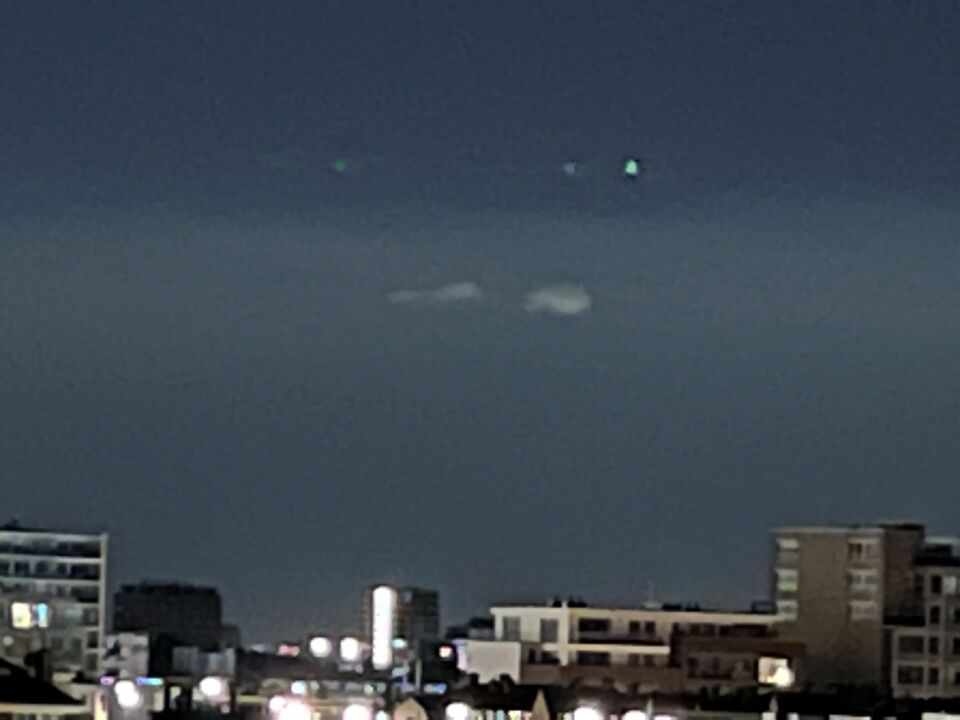 Lichtvlekken in de lucht en felrode vallende ster foto