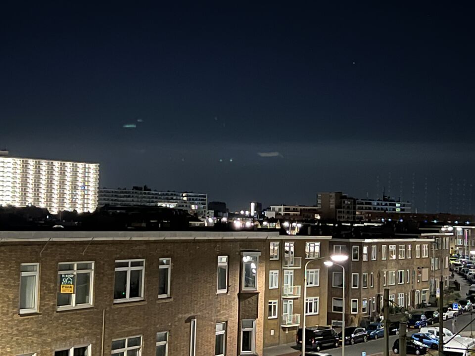 Lichtvlekken in de lucht en felrode vallende ster foto