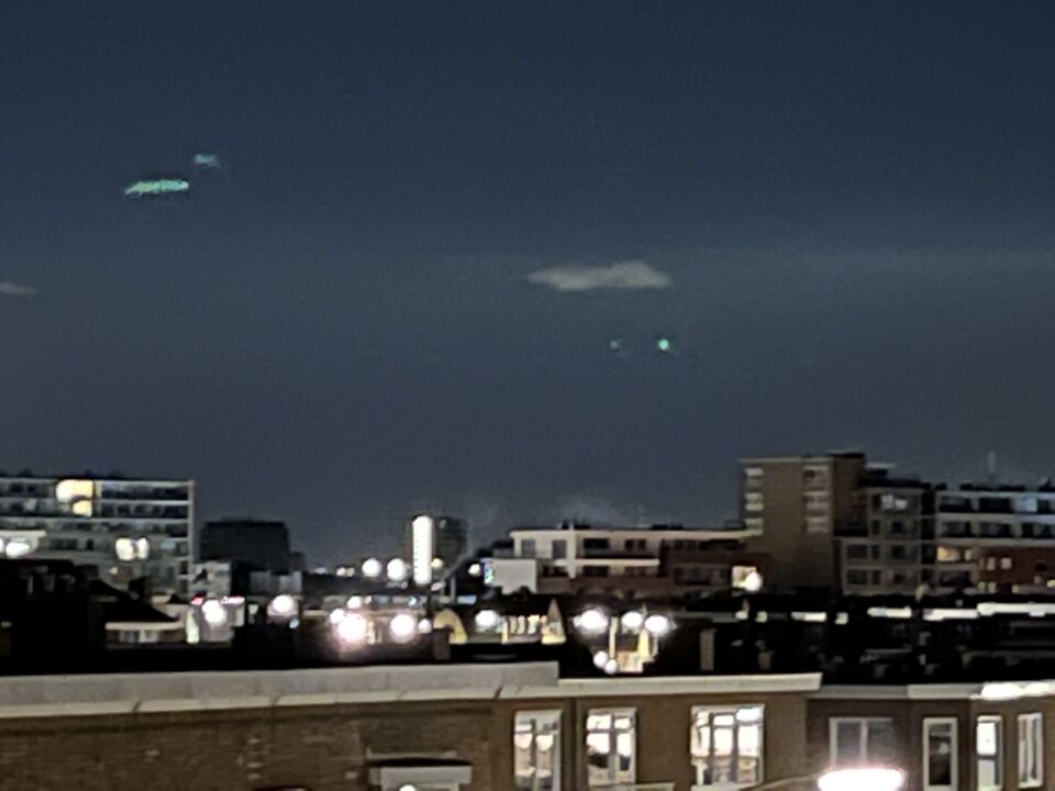 Lichtvlekken in de lucht en felrode vallende ster foto