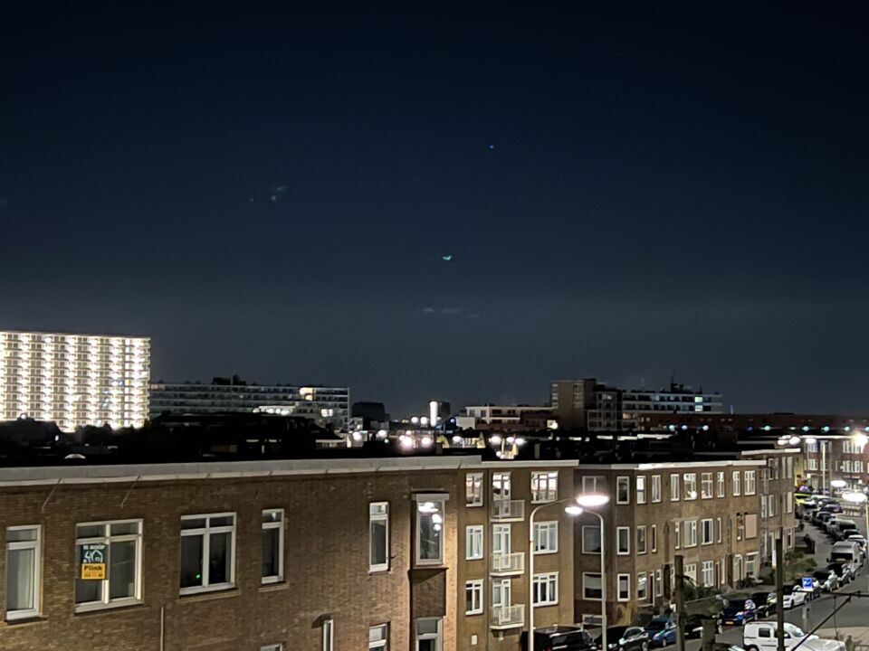 Lichtvlekken in de lucht en felrode vallende ster foto