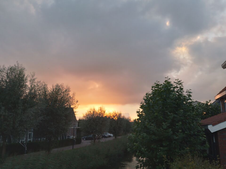 1 grijs object in de lucht foto