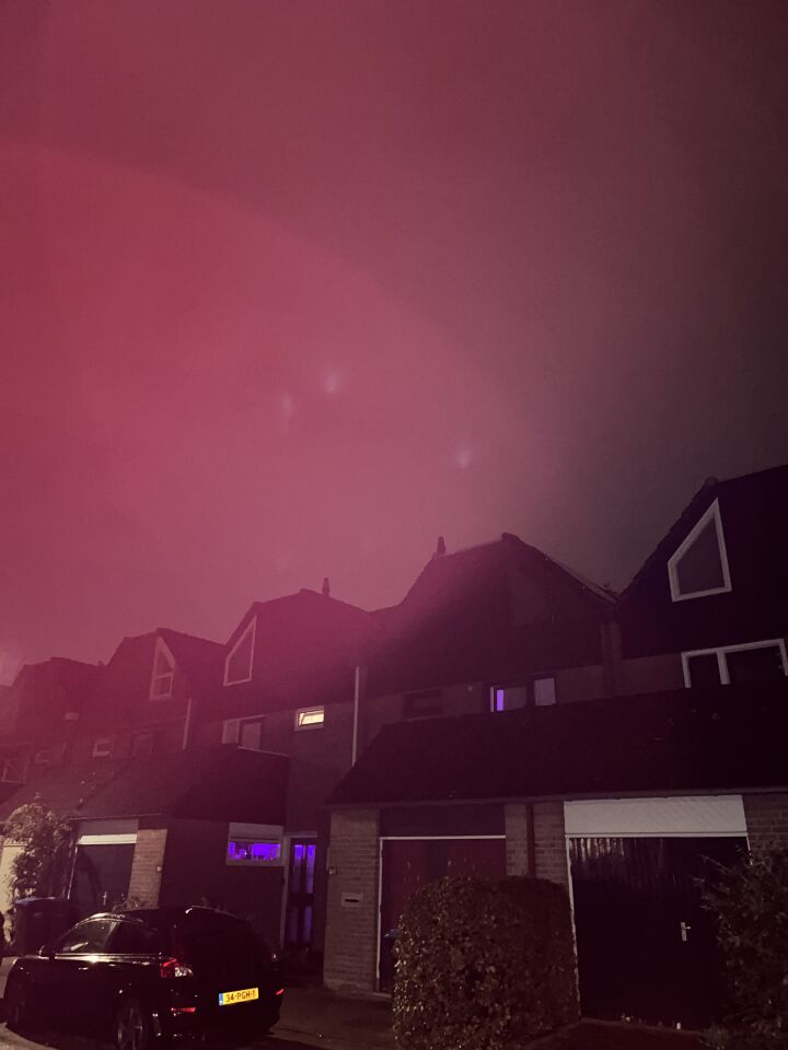 Een licht formatie in de lucht boven mijn huis foto