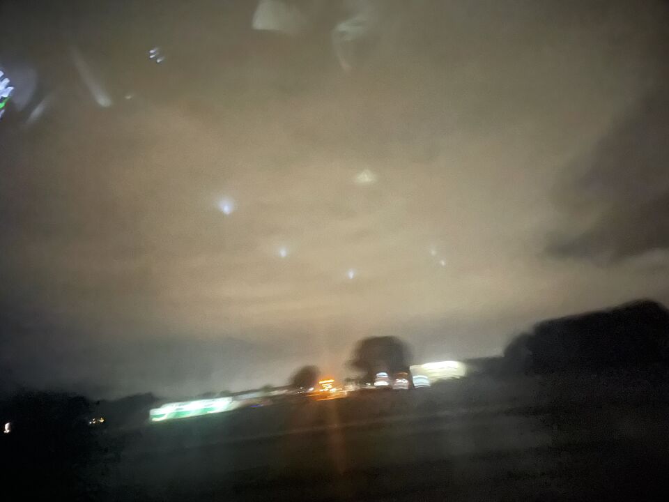 Rij van 5 lichtbollen in de lucht foto