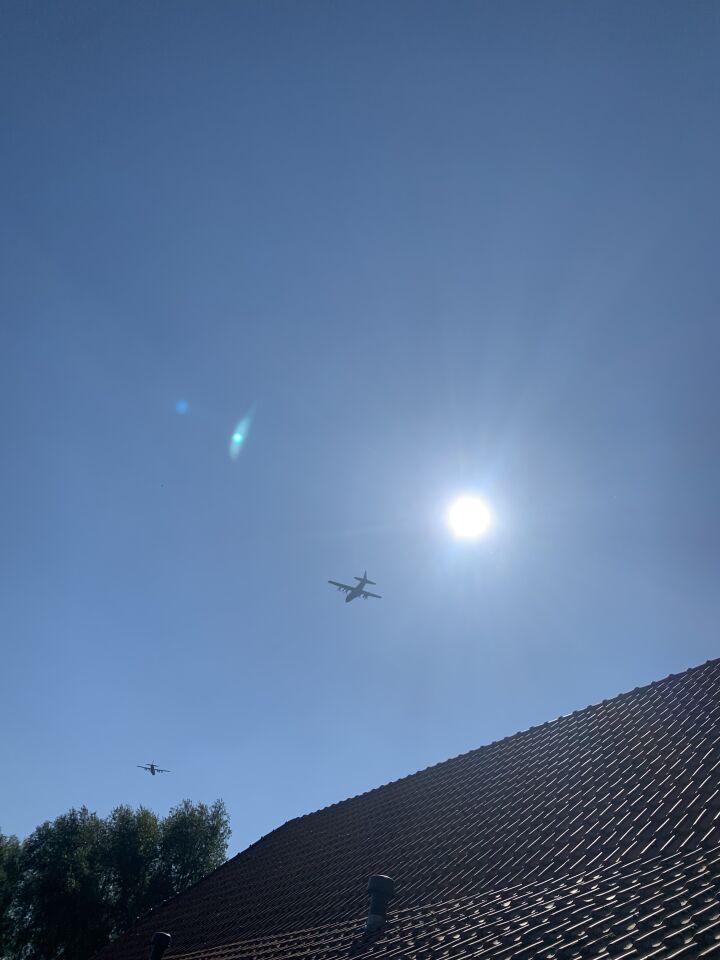 Wit licht en donker figuur daarachter. foto