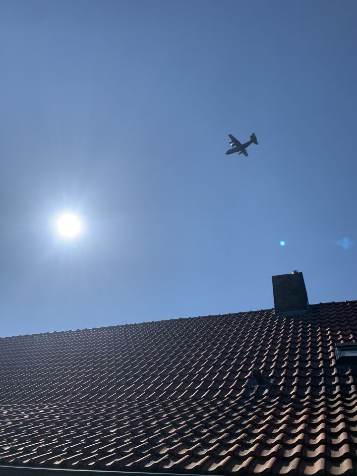 Wit licht en donker figuur daarachter. foto