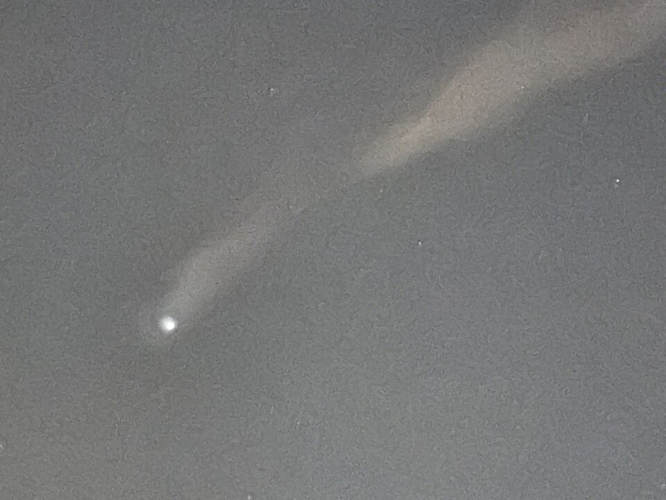 Brede grijze wolk vast aan Jupiter foto