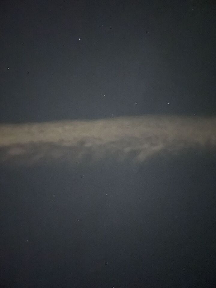 Dikke licht streep in de lucht met vliegend voorwerp foto