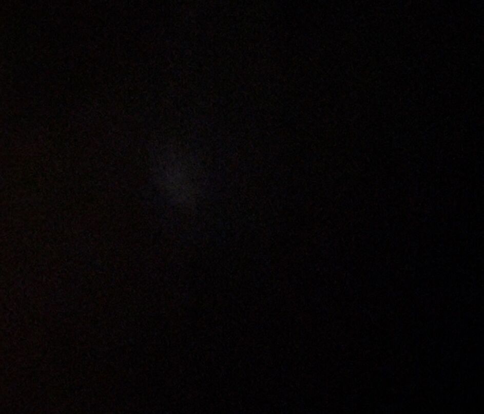Soort wolkerig licht (driehoek) dat in een bocht van links naar rechts vloog foto