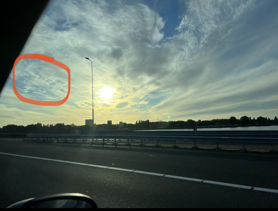 Bizar licht met oranje/regenboog lichtbol in de punt foto