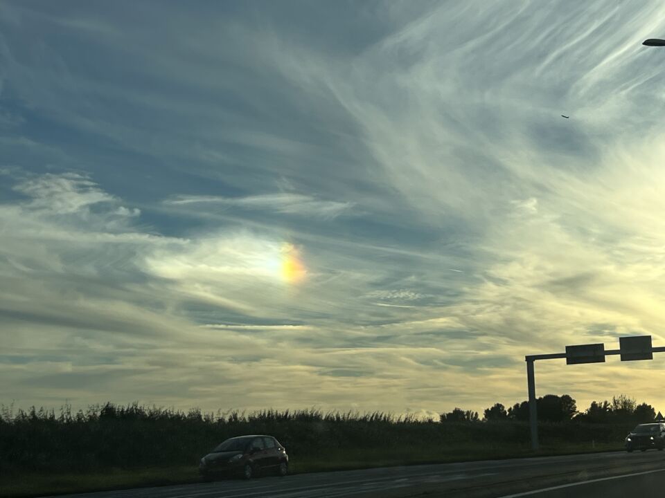 Bizar licht met oranje/regenboog lichtbol in de punt foto