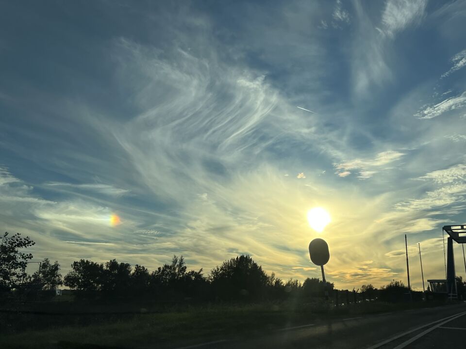 Bizar licht met oranje/regenboog lichtbol in de punt foto