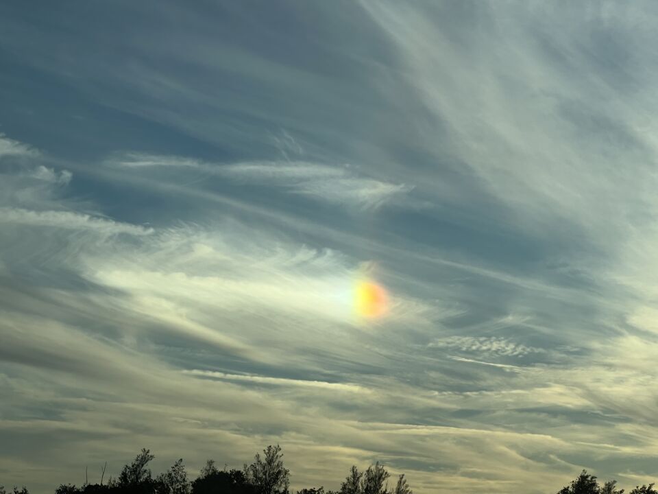 Bizar licht met oranje/regenboog lichtbol in de punt foto