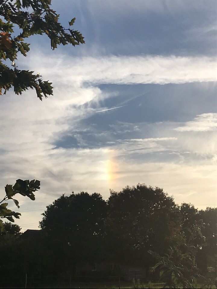 Een heel mooi licht met regenboogkleuren naast de zon. foto