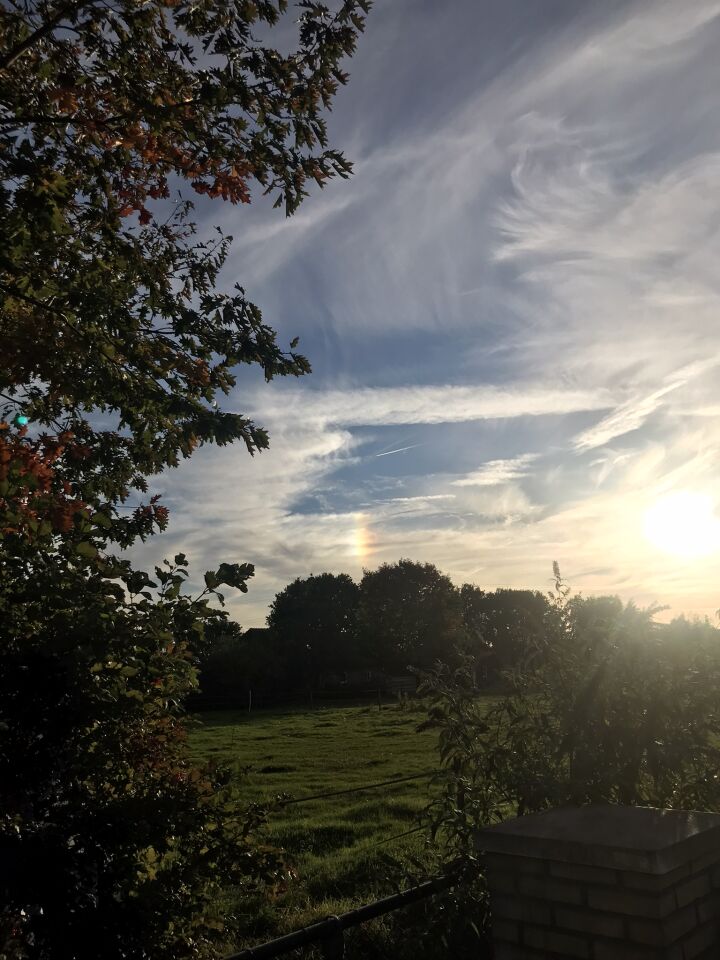 Een heel mooi licht met regenboogkleuren naast de zon. foto