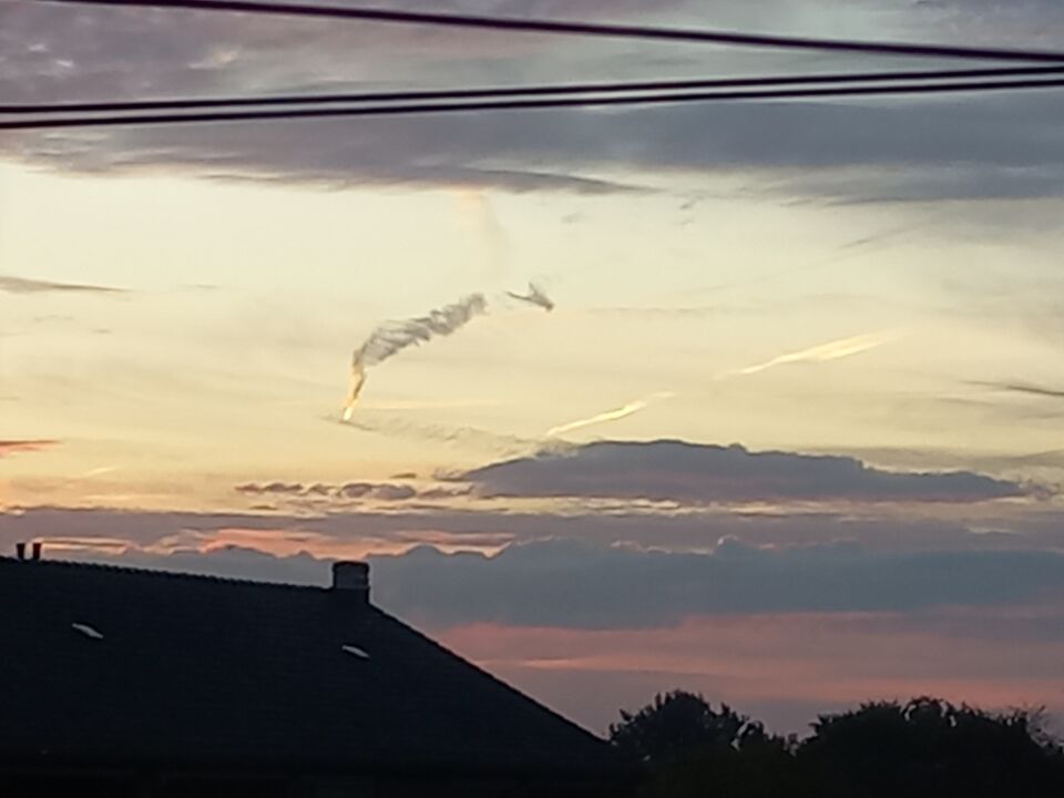 Heldere witte lichtpunt met vreemde wolk erachter foto