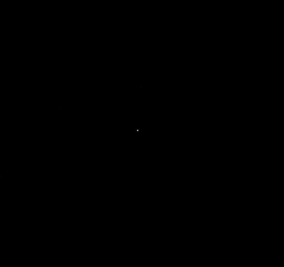 Lijkt op een ruimtestation, zuidelijke richting boven Belgie. Foto lichtpunt. foto