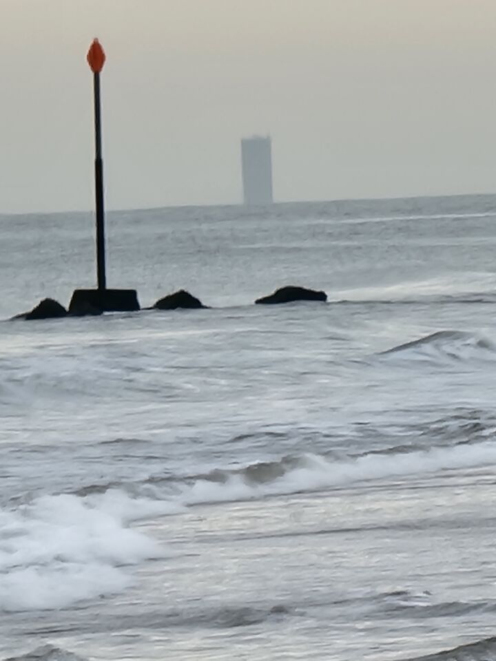 Groot rechthoekig object op zee foto