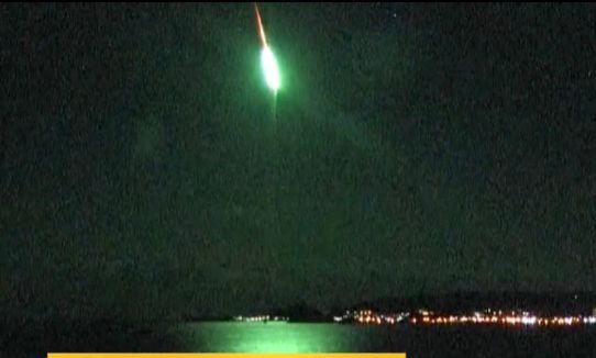 2 groene licht bundels verdwijnen in zee foto