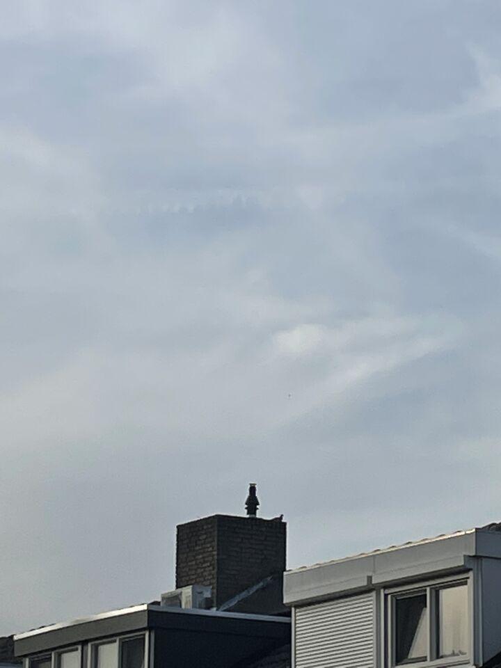 Twee zwarte, bewegende bollen boven elkaar foto