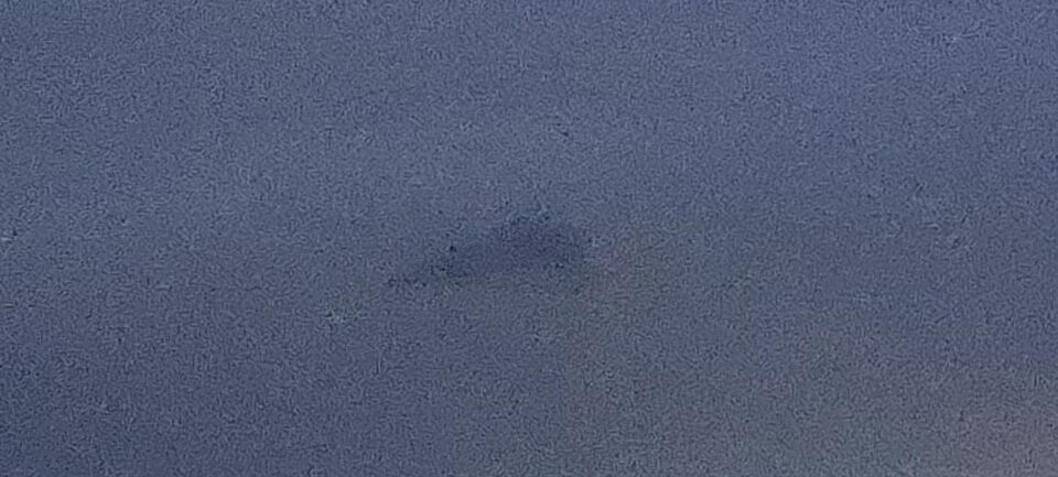 3x een donkere driehoek met rode lichtpunten foto