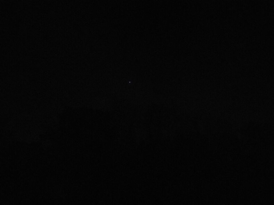 Nu al 2 nachten gespot, stilstaand objekt met veel lichten foto