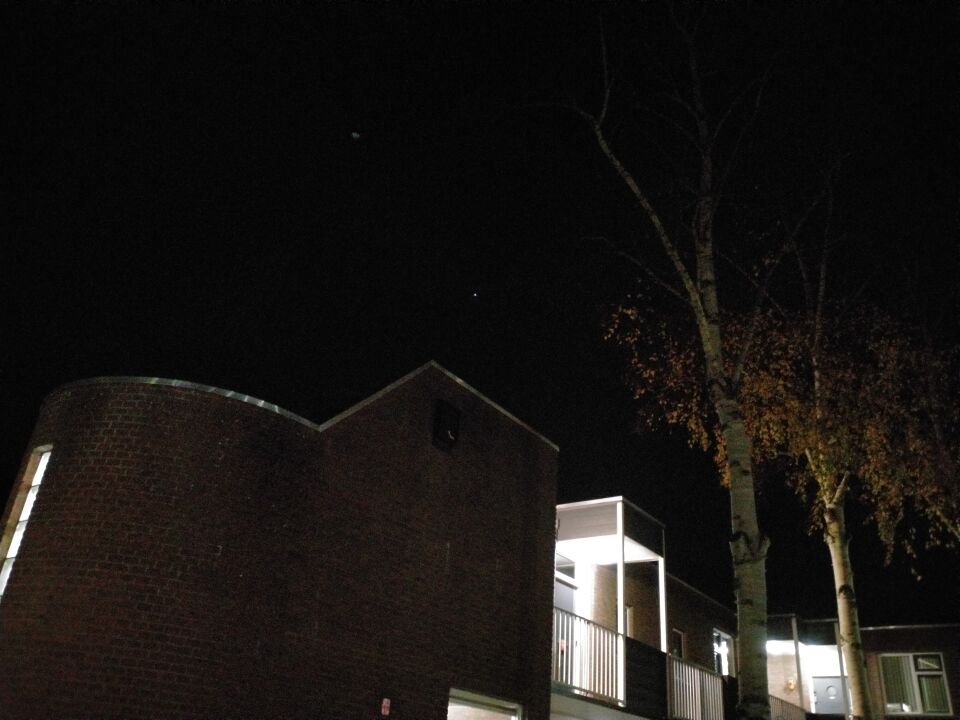 Nu al 2 nachten gespot, stilstaand objekt met veel lichten foto