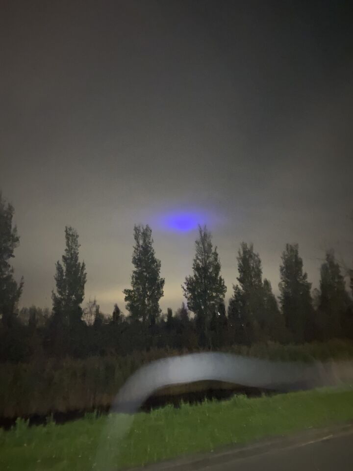 Blauwe verlichte bol foto