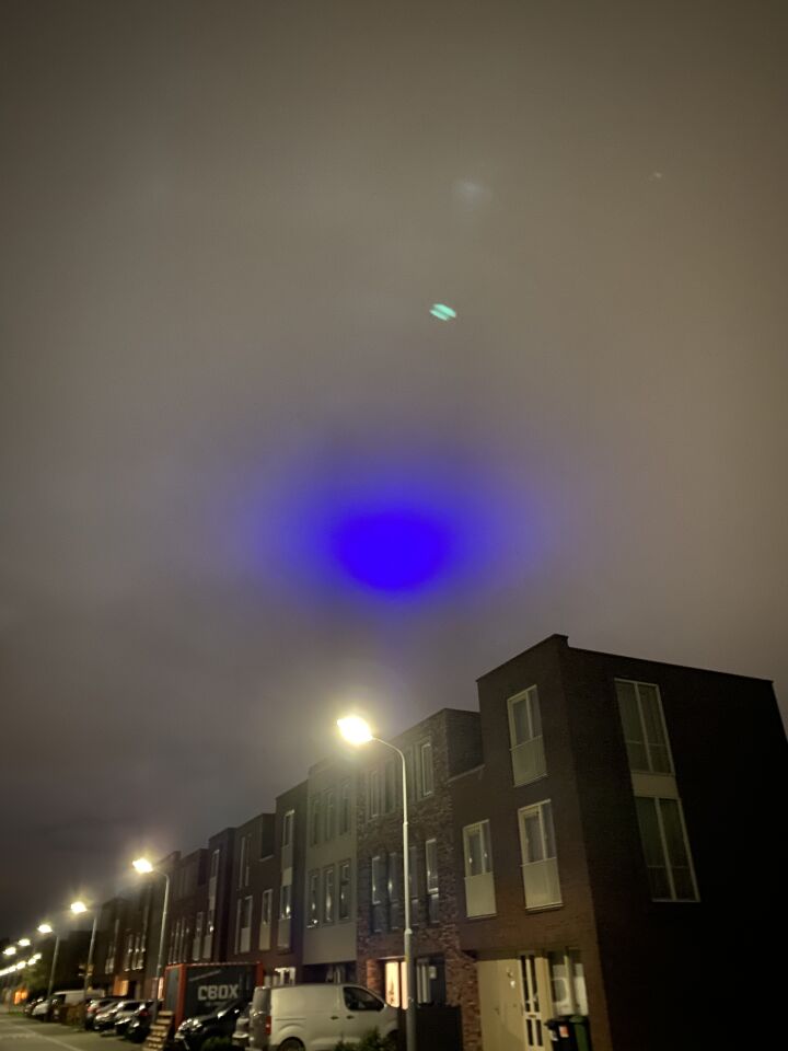 Blauwe verlichte bol foto