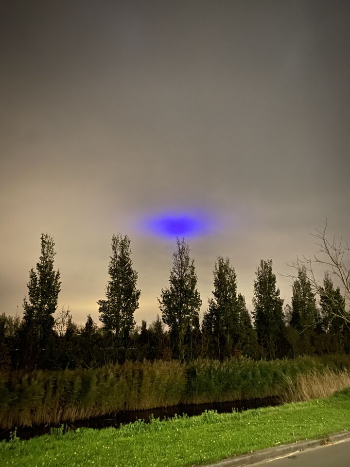 Blauwe verlichte bol foto