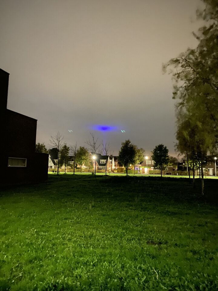 Blauwe verlichte bol foto