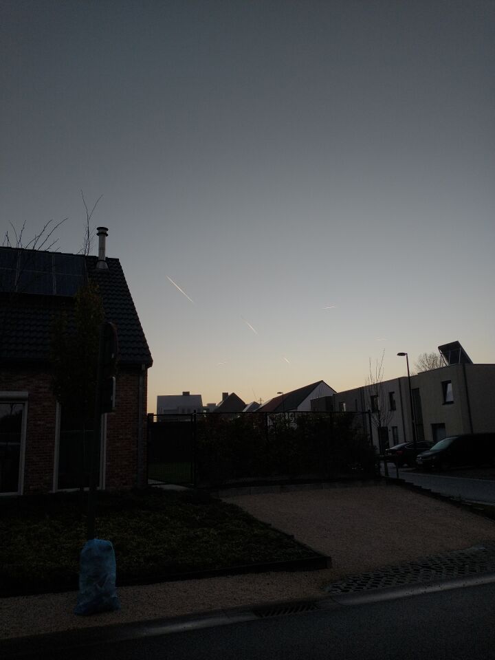 3 strepen in de lucht die leken op vliegtuigen maar met een zwart-witte rook foto