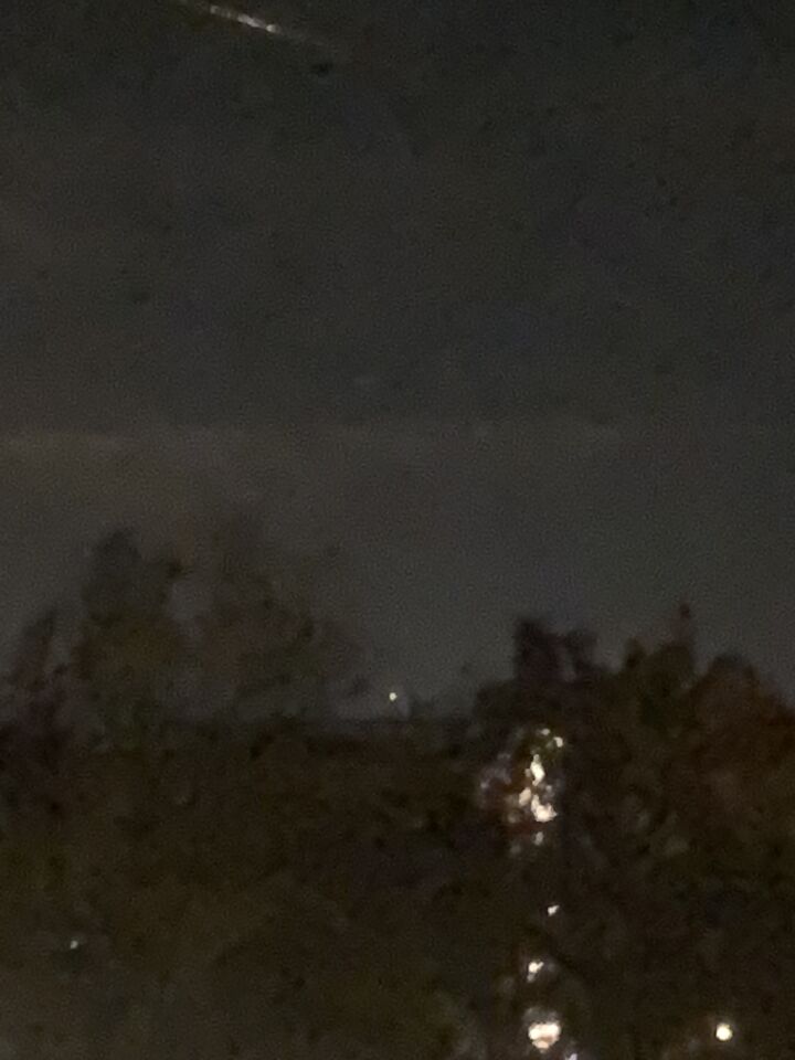 Fel lichtpunt in de richting van schiphol, waar niks op de radar te zien was foto