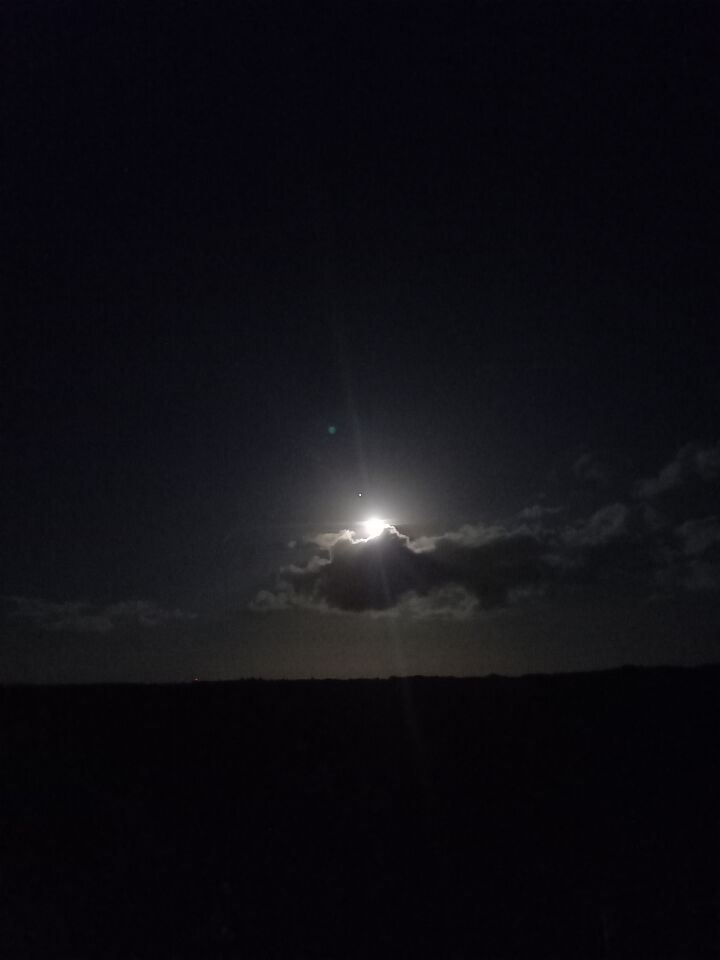 2 fotoos binnen 1 minuut. Op slechts éen foto staat een groen, tolvormig licht. foto