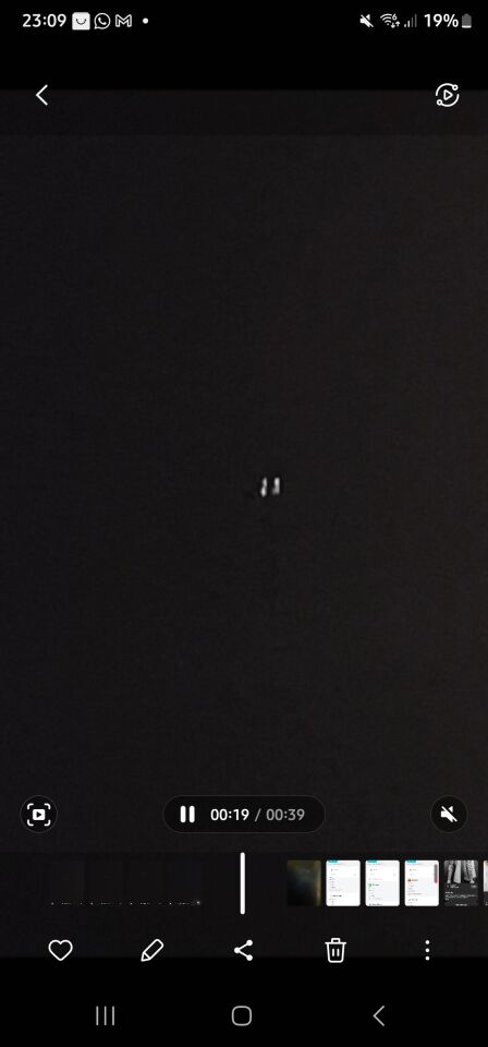 Ruitvormig object met onderaan 4 ruitvormig licht vlakken foto