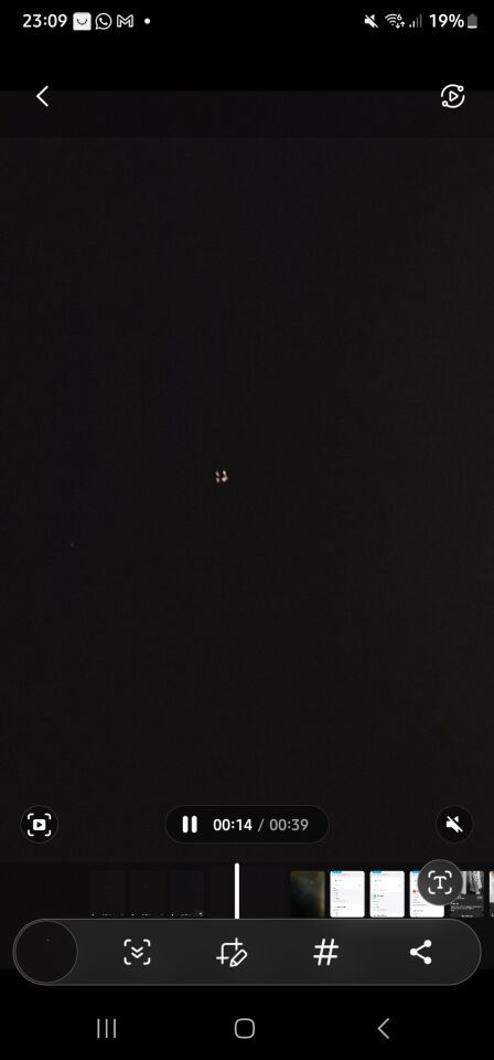 Ruitvormig object met onderaan 4 ruitvormig licht vlakken foto