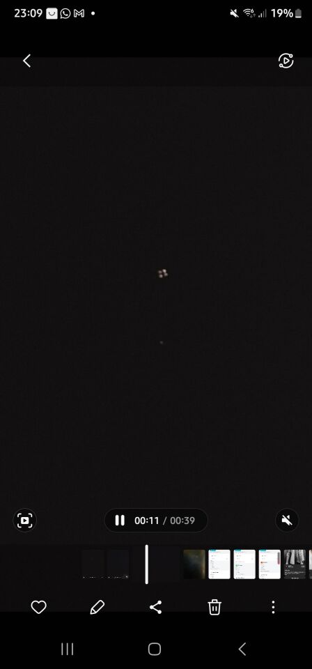 Ruitvormig object met onderaan 4 ruitvormig licht vlakken foto