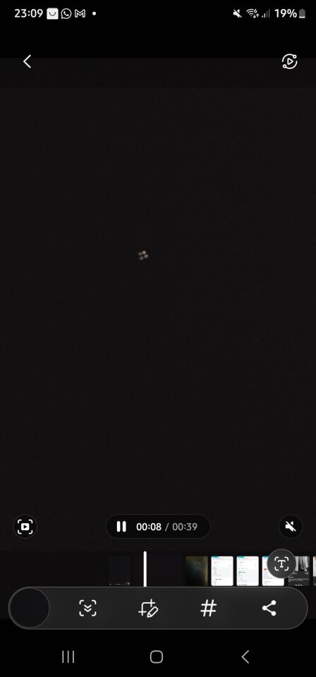 Ruitvormig object met onderaan 4 ruitvormig licht vlakken foto