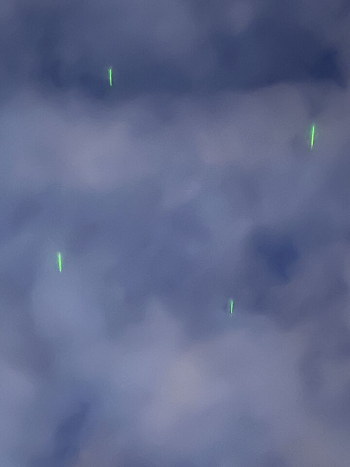 4 groene strepen boven centrum Dordrecht foto