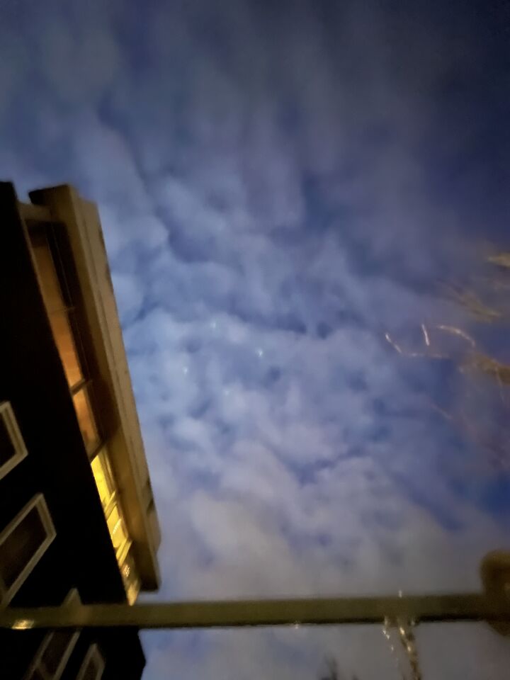 4 groene strepen boven centrum Dordrecht foto