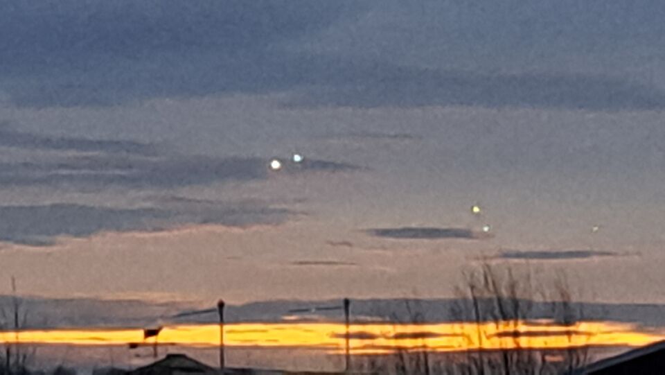 5 witte lichten in een slinger foto