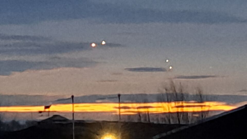 5 witte lichten in een slinger foto
